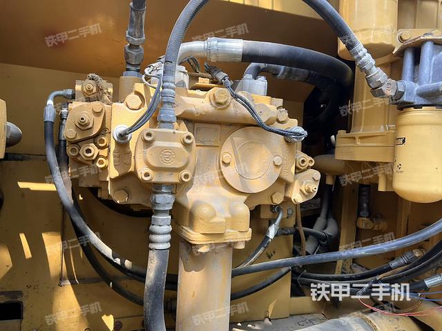 液壓泵艙室正面整體(整機外觀) 液壓泵艙室正面整體(整機外觀)