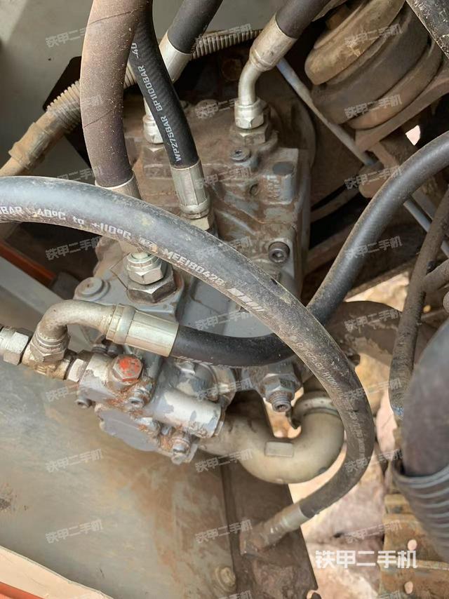 液壓泵艙室正面整體（整機外觀）