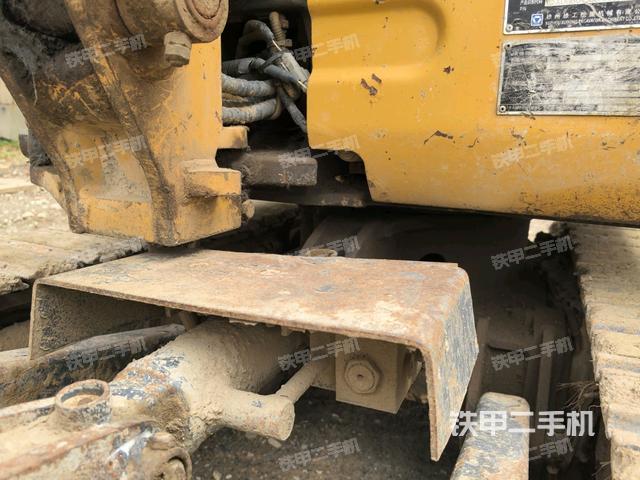 转盘和下车架正前(工作和回转装置) 转盘和下车架正前(工作和回转装置)