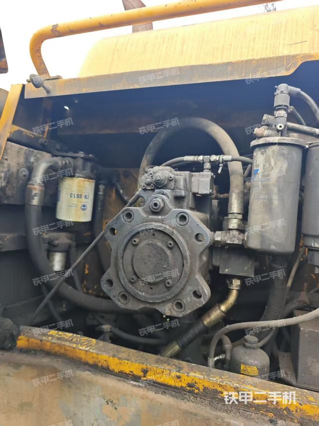 液壓泵艙室正面整體（整機外觀）