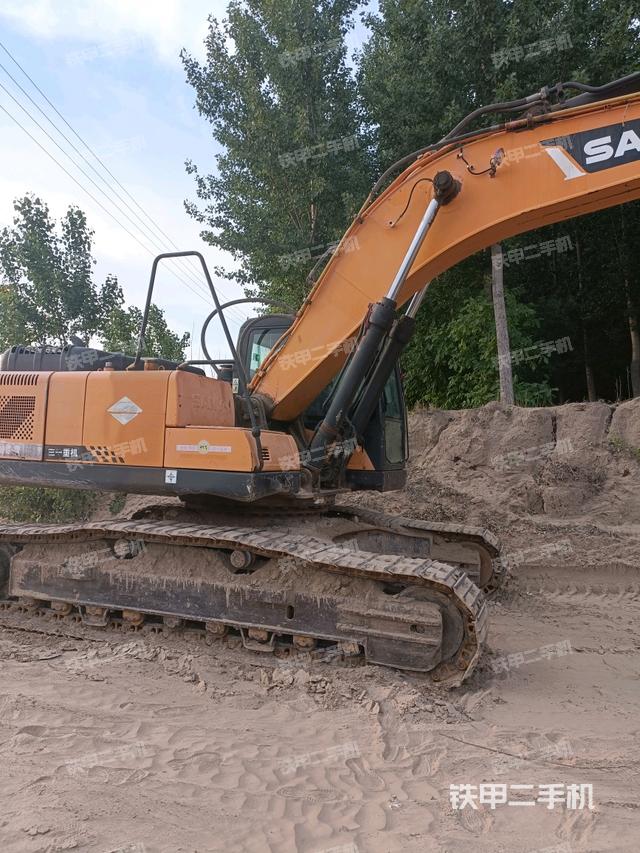 大臂油缸整体 竖拍(工作和回转装置) 大臂油缸整体 竖拍(工作和回转装置)