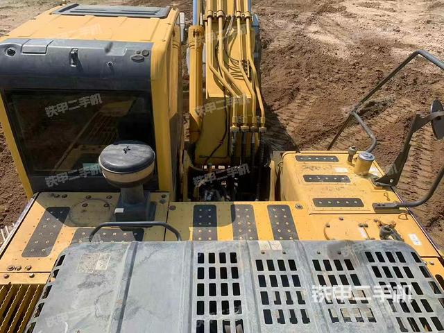 駕駛室頂部(整機(jī)外觀) 駕駛室頂部(整機(jī)外觀)