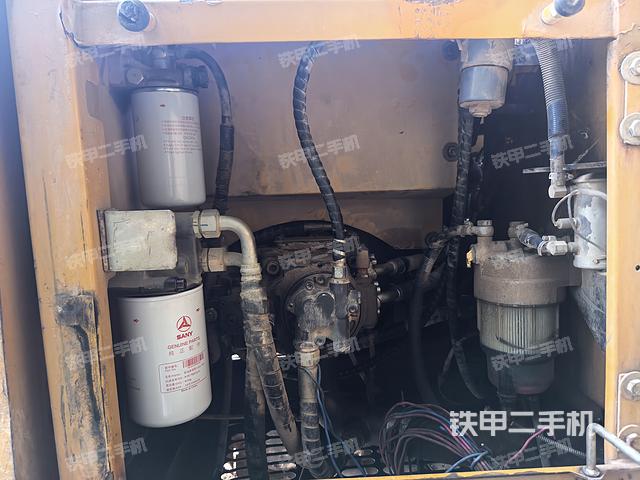 液压泵舱室正面整体（整机外观）