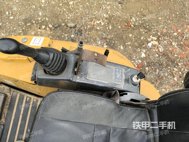 座椅右侧控制台/钥匙门/油门/含右手柄(驾驶室部分) 座椅右侧控制台/钥匙门/油门/含右手柄(驾驶室部分)