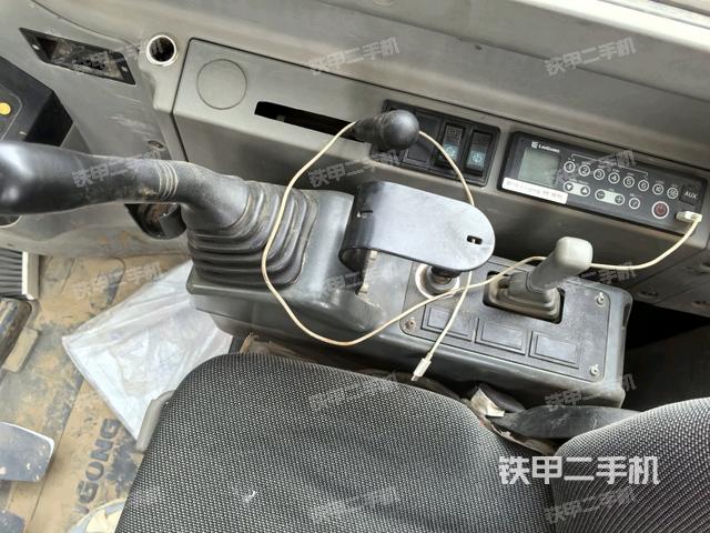 座椅右側(cè)控制臺(tái)/鑰匙門(mén)/油門(mén)/含右手柄（駕駛室部分）