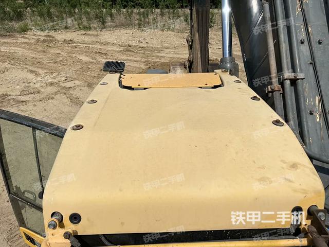 駕駛室頂部(整機(jī)外觀) 駕駛室頂部(整機(jī)外觀)