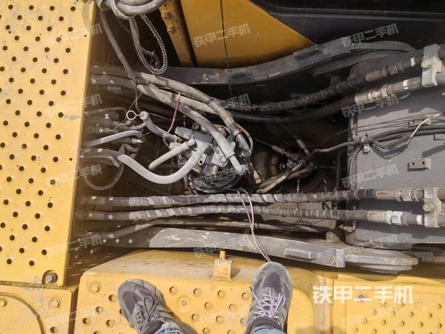回轉(zhuǎn)馬達(dá)和主控閥(整機(jī)外觀) 回轉(zhuǎn)馬達(dá)和主控閥(整機(jī)外觀)