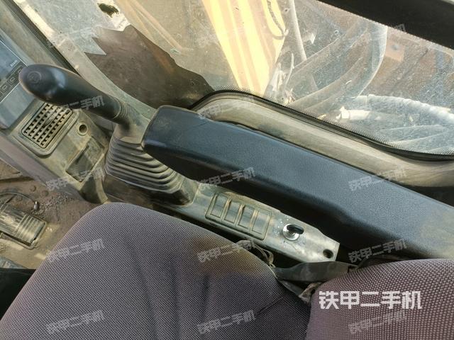 座椅右側(cè)控制臺/鑰匙門/油門/含右手柄(駕駛室部分) 座椅右側(cè)控制臺/鑰匙門/油門/含右手柄(駕駛室部分)