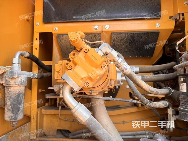 液壓泵艙室正面整體(整機(jī)外觀) 液壓泵艙室正面整體(整機(jī)外觀)