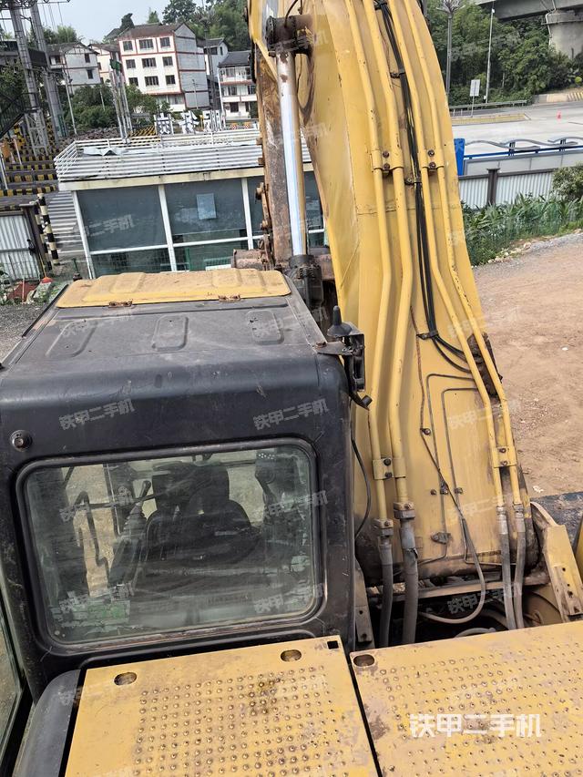 駕駛室頂部(整機(jī)外觀) 駕駛室頂部(整機(jī)外觀)