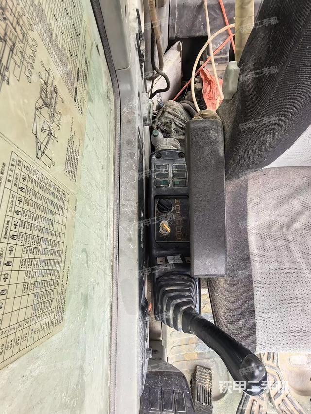 座椅右側(cè)控制臺(tái)/鑰匙門/油門/含右手柄(駕駛室部分) 座椅右側(cè)控制臺(tái)/鑰匙門/油門/含右手柄(駕駛室部分)