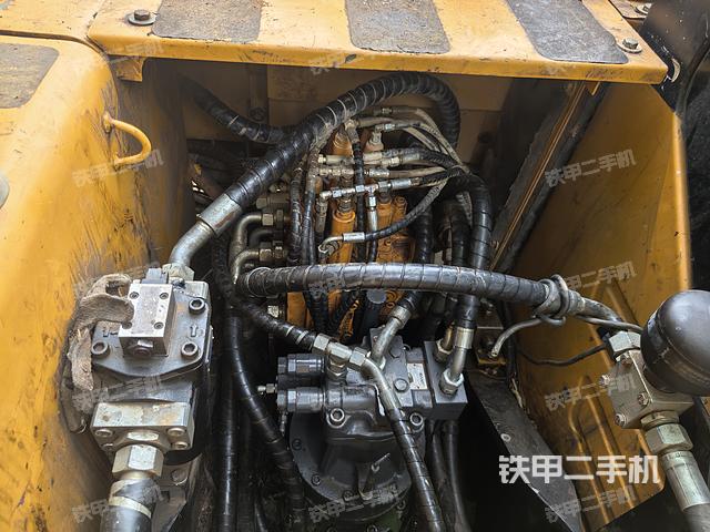 回转马达和主控阀（整机外观）