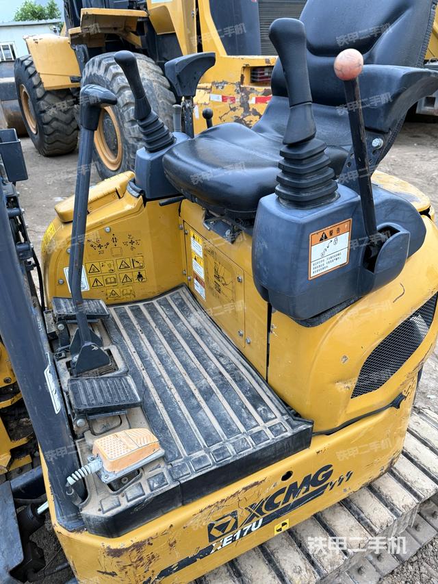 駕駛室整體(整機(jī)外觀) 駕駛室整體(整機(jī)外觀)