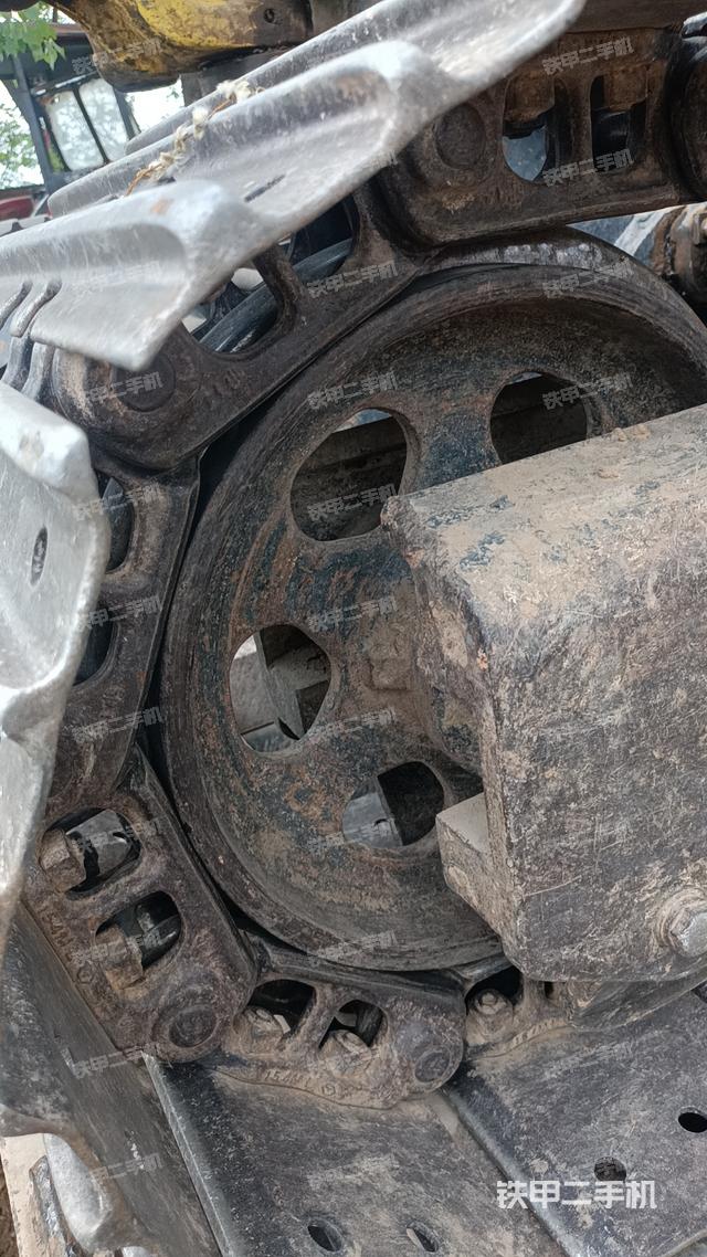 單側(cè)履帶整體(整機(jī)外觀) 單側(cè)履帶整體(整機(jī)外觀)