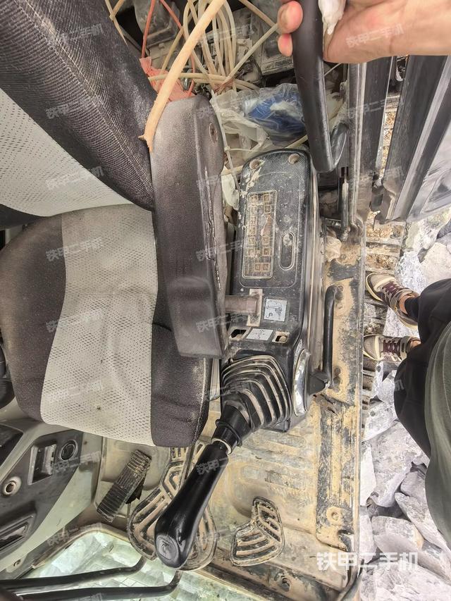 座椅左側(cè)控制臺(tái)/音響/含左手柄(駕駛室部分) 座椅左側(cè)控制臺(tái)/音響/含左手柄(駕駛室部分)