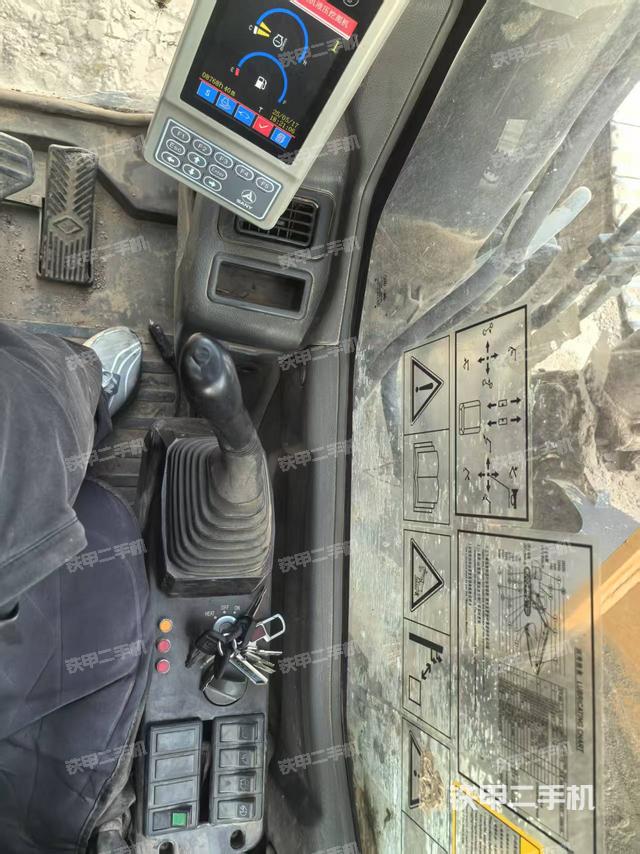 座椅右侧控制台/钥匙门/油门/含右手柄(驾驶室部分) 座椅右侧控制台/钥匙门/油门/含右手柄(驾驶室部分)