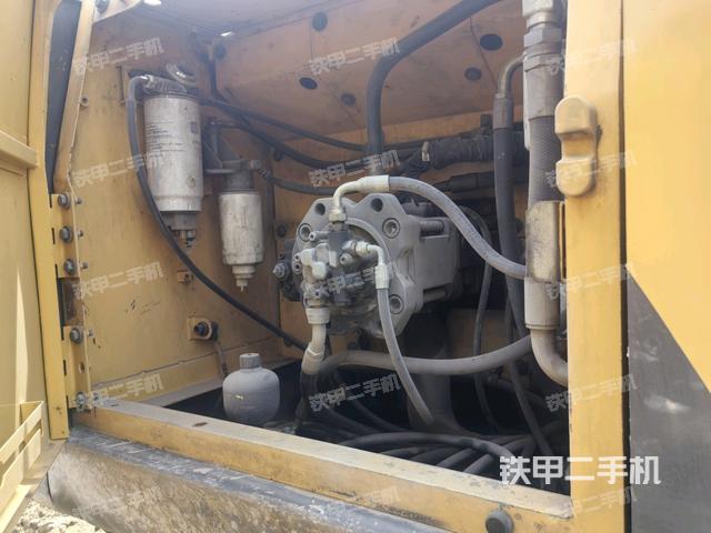 液壓泵艙室正面整體(整機(jī)外觀) 液壓泵艙室正面整體(整機(jī)外觀)