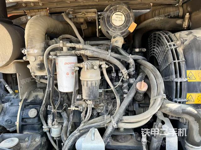 回轉(zhuǎn)馬達(dá)和主控閥（整機(jī)外觀）