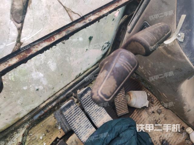 行走控制手柄和踏板?俯拍(駕駛室部分) 行走控制手柄和踏板?俯拍(駕駛室部分)