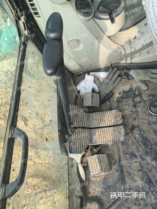 行走控制手柄和踏板 俯拍(驾驶室部分) 行走控制手柄和踏板 俯拍(驾驶室部分)