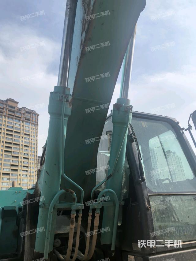 大臂油缸整体 竖拍(工作和回转装置) 大臂油缸整体 竖拍(工作和回转装置)