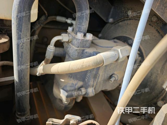 液压泵舱室正面整体(整机外观) 液压泵舱室正面整体(整机外观)