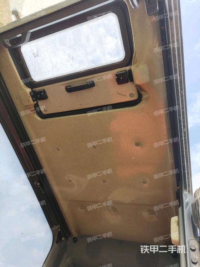 駕駛室頂部(整機(jī)外觀) 駕駛室頂部(整機(jī)外觀)