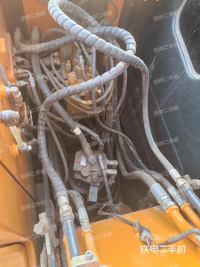 液壓泵艙室正面整體(整機外觀) 液壓泵艙室正面整體(整機外觀)