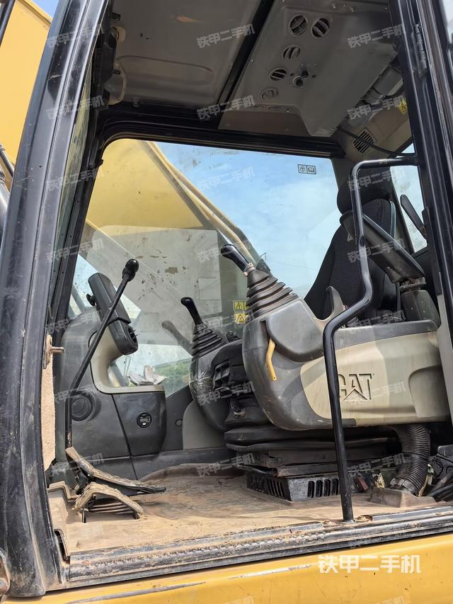 駕駛室整體(整機(jī)外觀) 駕駛室整體(整機(jī)外觀)