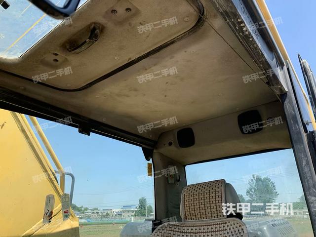 駕駛室頂部(整機(jī)外觀) 駕駛室頂部(整機(jī)外觀)