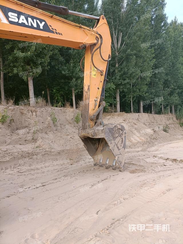 小臂整体左后(工作和回转装置) 小臂整体左后(工作和回转装置)