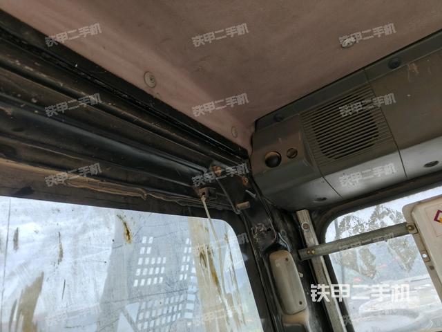 行走控制手柄和踏板?俯拍(駕駛室部分) 行走控制手柄和踏板?俯拍(駕駛室部分)