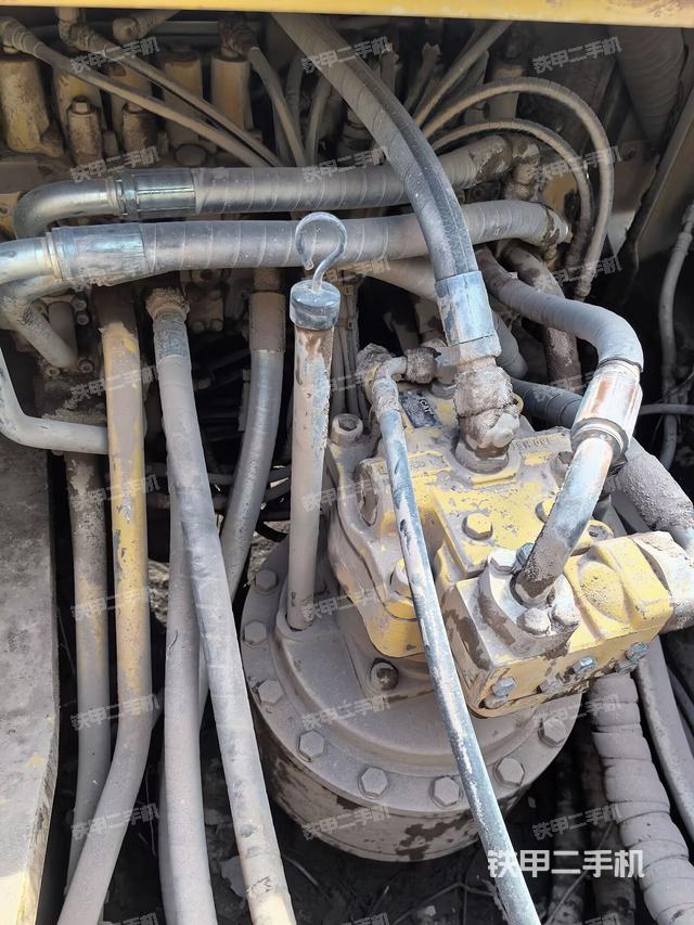 回轉(zhuǎn)馬達(dá)和主控閥(整機(jī)外觀) 回轉(zhuǎn)馬達(dá)和主控閥(整機(jī)外觀)