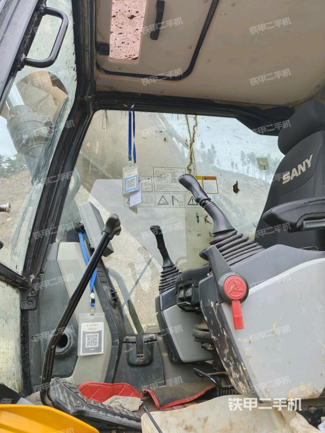 座椅右侧控制台/钥匙门/油门/含右手柄（驾驶室部分）