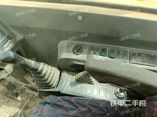 座椅右側(cè)控制臺/鑰匙門/油門/含右手柄(駕駛室部分) 座椅右側(cè)控制臺/鑰匙門/油門/含右手柄(駕駛室部分)