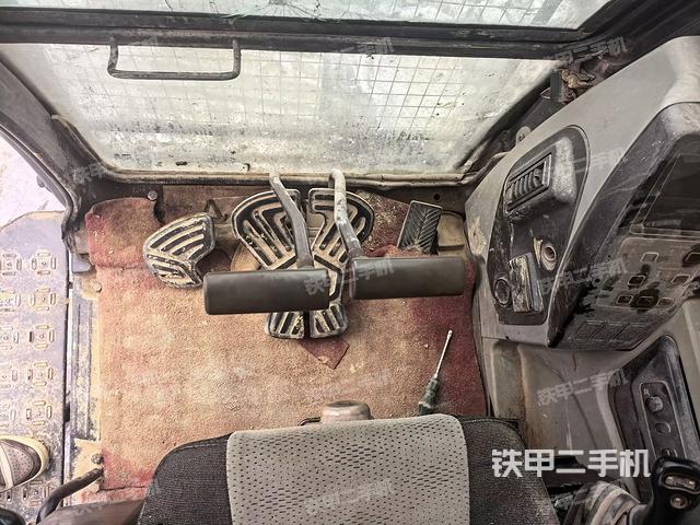 行走控制手柄和踏板?俯拍(駕駛室部分) 行走控制手柄和踏板?俯拍(駕駛室部分)