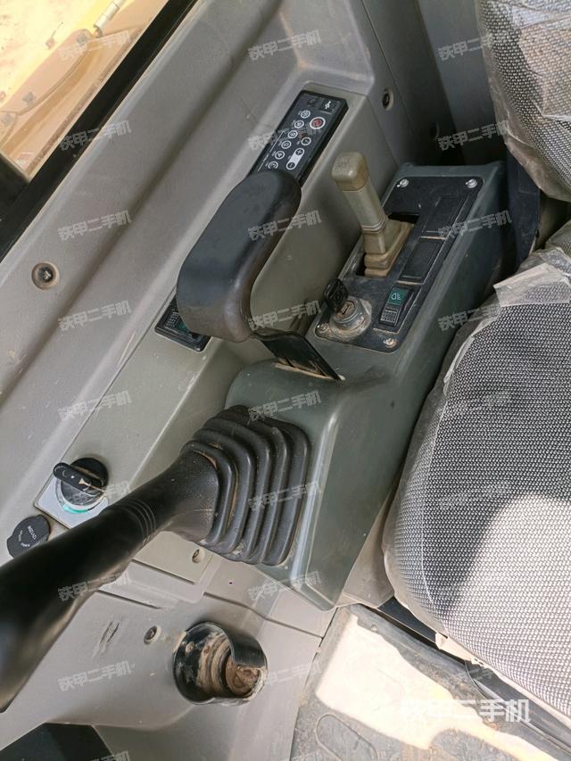 座椅右侧控制台/钥匙门/油门/含右手柄(驾驶室部分) 座椅右侧控制台/钥匙门/油门/含右手柄(驾驶室部分)