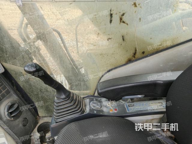 行走控制手柄和踏板 俯拍（驾驶室部分）