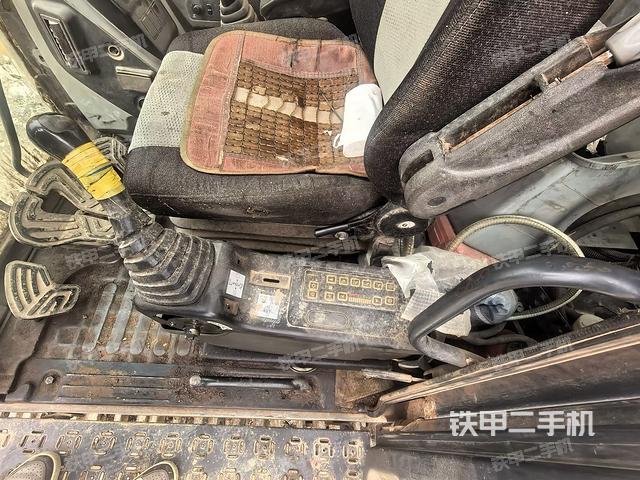 座椅左侧控制台/音响/含左手柄(驾驶室部分) 座椅左侧控制台/音响/含左手柄(驾驶室部分)