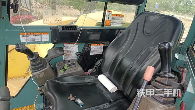 駕駛室整體(整機(jī)外觀) 駕駛室整體(整機(jī)外觀)