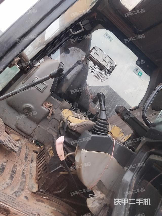 駕駛室整體(整機(jī)外觀) 駕駛室整體(整機(jī)外觀)