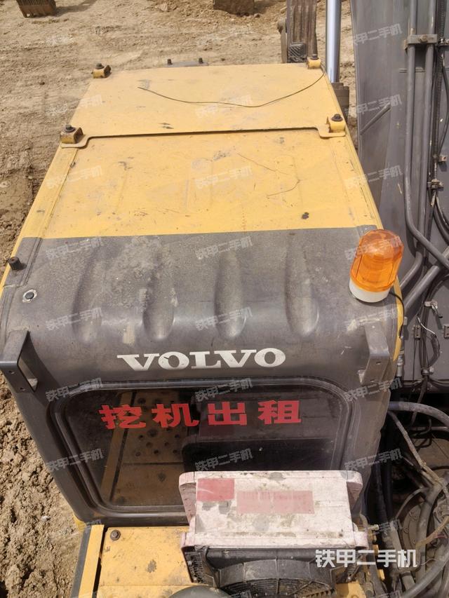 駕駛室頂部(整機(jī)外觀) 駕駛室頂部(整機(jī)外觀)