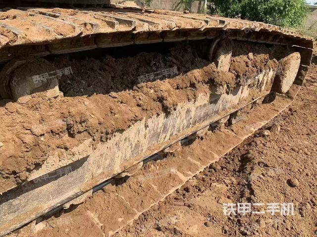 單側(cè)履帶整體(整機(jī)外觀) 單側(cè)履帶整體(整機(jī)外觀)