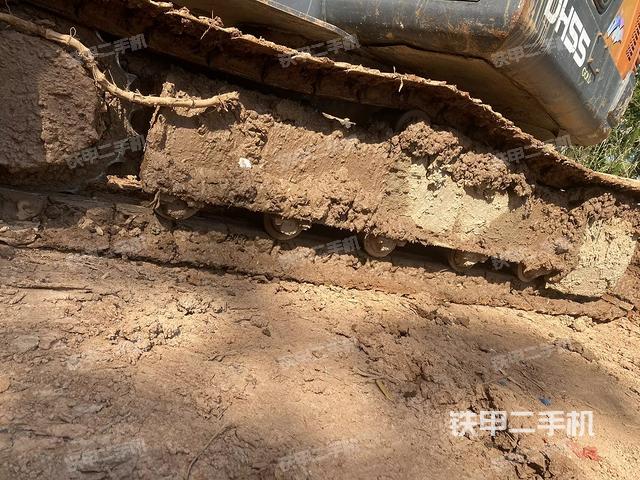 單側(cè)履帶整體(整機(jī)外觀) 單側(cè)履帶整體(整機(jī)外觀)