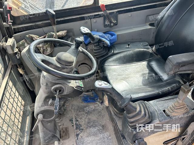駕駛室整體(整機(jī)外觀) 駕駛室整體(整機(jī)外觀)