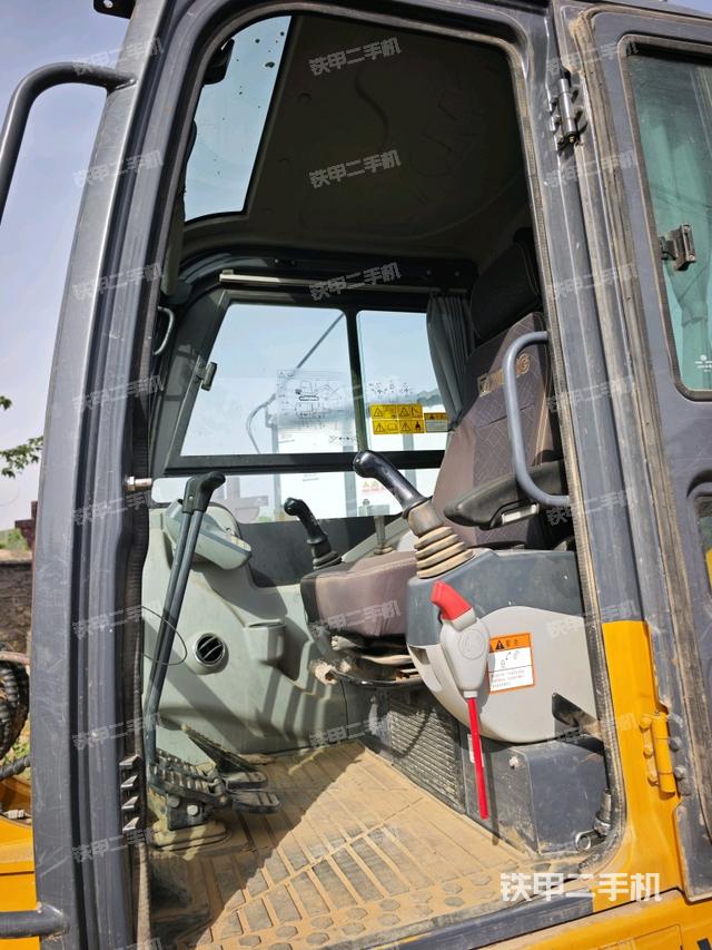 驾驶室整体(整机外观) 驾驶室整体(整机外观)