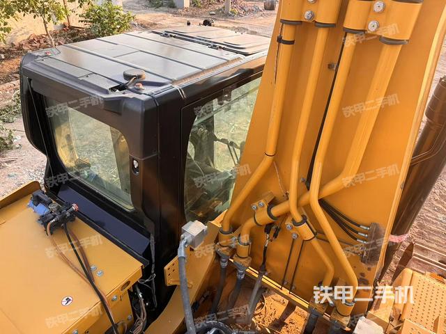 駕駛室頂部(整機(jī)外觀) 駕駛室頂部(整機(jī)外觀)