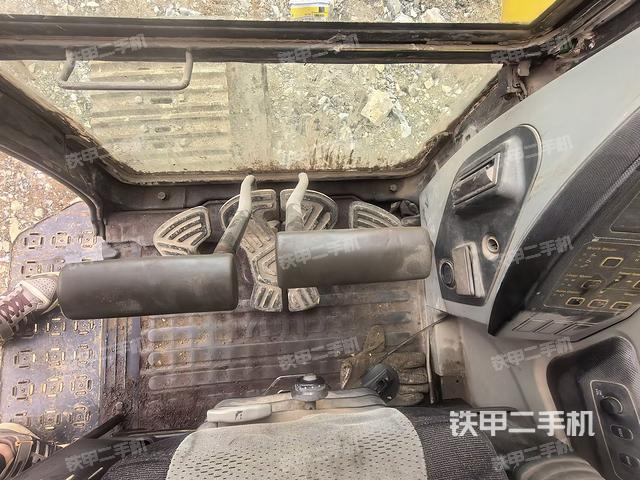 行走控制手柄和踏板 俯拍(驾驶室部分) 行走控制手柄和踏板 俯拍(驾驶室部分)