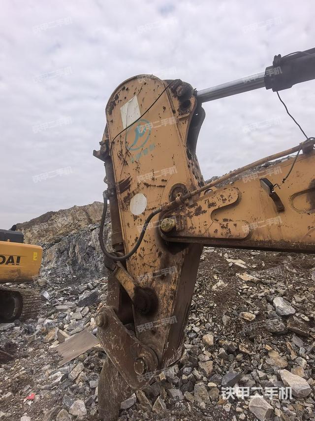 小臂整体左后(工作和回转装置) 小臂整体左后(工作和回转装置)