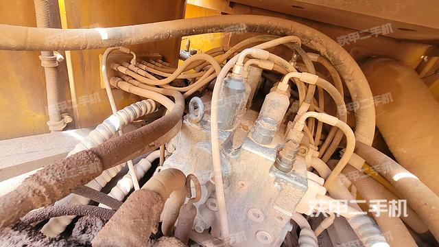 回转马达和主控阀（整机外观）